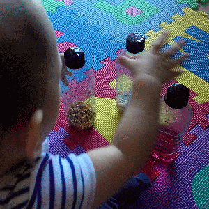 Jorge jugando con sus botellas sensoriales