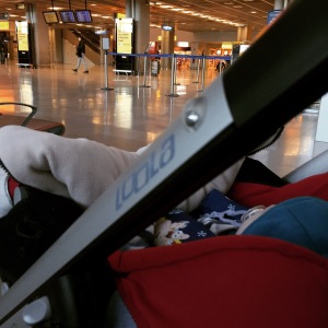 Con bebé Jorge en el aeropuerto